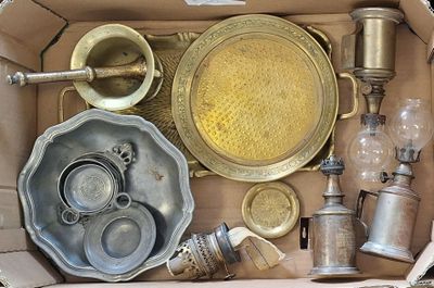 une boîte remplie de vieux objets qui se trouvent dans la boîte