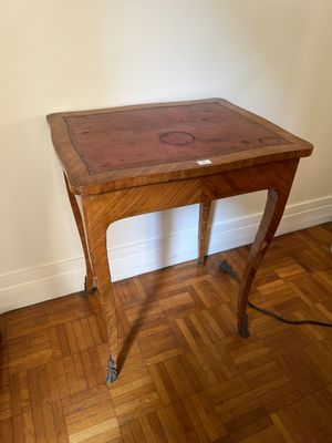 une petite table en bois avec un plateau en bois, posée sur un parquet en bois dur