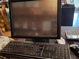 un écran d'ordinateur et un clavier posés sur un bureau dans un magasin