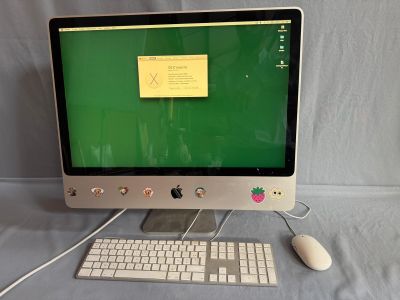 un écran d'ordinateur avec un clavier et une souris posés sur une table