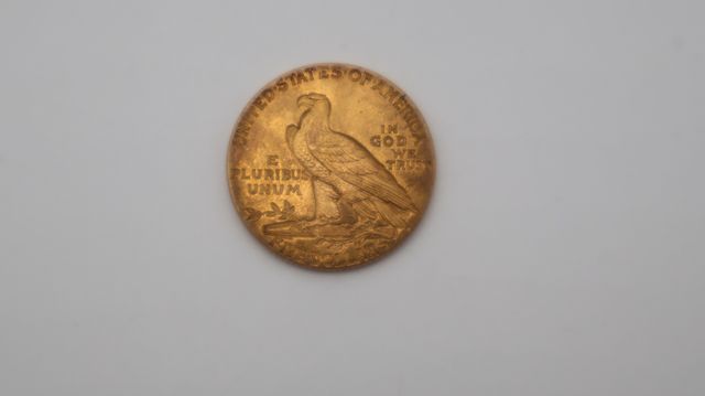 Une pièce de monnaie en or à valeur faciale de cinq dollars USA t...