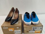 deux paires de chaussures bleues et noires posées sur une boîte en carton