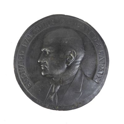 une photo en noir et blanc d'une médaille sur laquelle figure le visage d'un homme