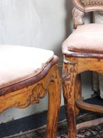 SUITE DE TROIS CHAISES en hêtre mouluré et sculpté de fleure… (photo 4)