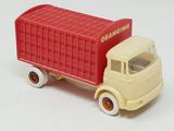 un camion jouet avec une remorque rouge à l'arrière