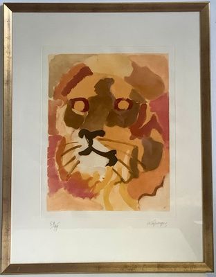 tableau représentant la tête d'un lion, dans un cadre doré, accroché à un mur bleu