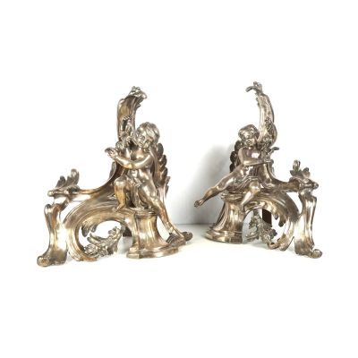 paire de figurines anciennes d'anges en métal argenté, assis sur un banc