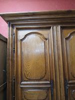 VENTE VOL : Armoire à deux portes, en chêne massif, dotée de… (photo 2)