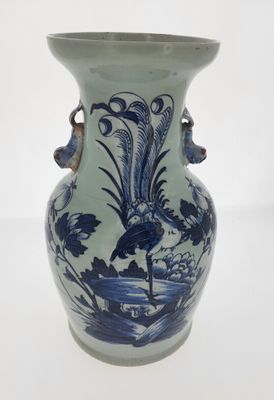 Un vase pansu En porcelaine à décor d’échassier traité en ca…