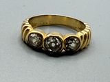 une bague en or sertie de trois diamants