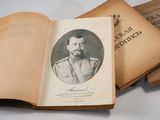 un vieux livre sur lequel figure la photo d'un homme en uniforme militaire