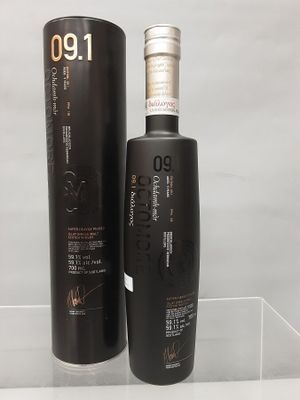 une bouteille de whisky avec une boîte noire posée sur un fond blanc
