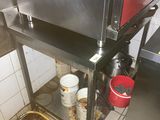 une photo d'une cuisine professionnelle dont le sol est sale