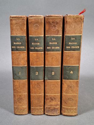 trois vieux livres empilés les uns sur les autres sur une surface grise