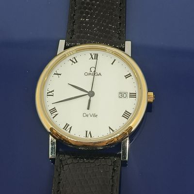 gros plan d'une montre-bracelet avec des chiffres romains