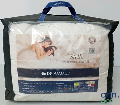un gros plan d'un lit sur lequel est posé un sac