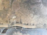 le reflet d'une personne dans la vitre d'un bateau
