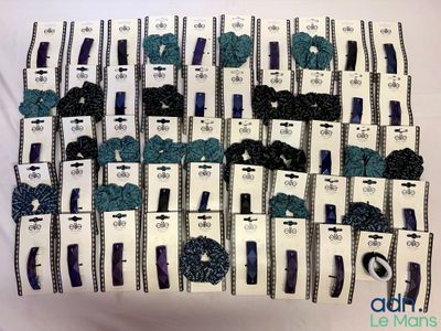 a lot of hair clips that are on a table