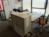 un bureau avec une chaise et un ordinateur dessus
