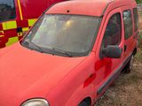 une camionnette rouge garée à côté d'une autre camionnette rouge