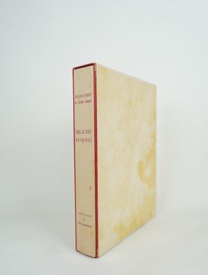 un vieux livre posé sur une table blanche à côté d'un mur blanc