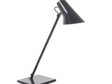 une lampe de bureau noire sur fond blanc, avec un fond blanc