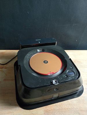 un tourne-disque posé sur une table en bois