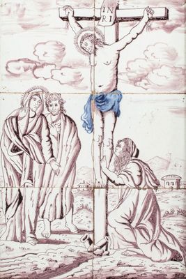 DELFT, XVIIIE Christ en Croix entouré de Marie Madeleine et …