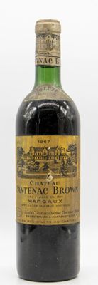 une vieille bouteille de vin posée sur une surface blanche