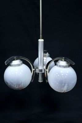 une lampe suspendue au plafond de la pièce