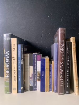 de nombreux livres qui sont rangés les uns à côté des autres sur une étagère