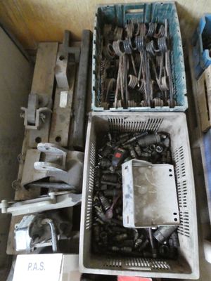 un grand nombre d'outils posés sur une table