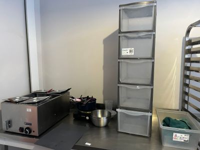 une cuisine équipée d'une cuisinière et d'un plateau de nourriture posé sur le plan de travail