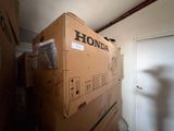 des cartons empilés les uns sur les autres dans une pièce, près d'une porte