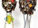 deux sculptures réalisées à partir de déchets sont posées sur un socle métallique