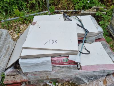 une pile de livres posée sur une pile de bois