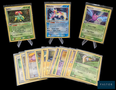 Plusieurs cartes Pokémon sont disposées sur une table avec un fond noir.