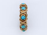 une bague en or sertie d'une pierre turquoise