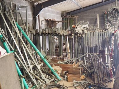 tout un tas d'outils qui traînent dans une pièce