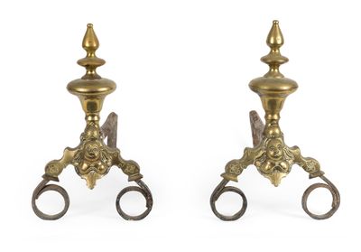 Paire de chenets en laiton et fer, décor d'espagnolettes