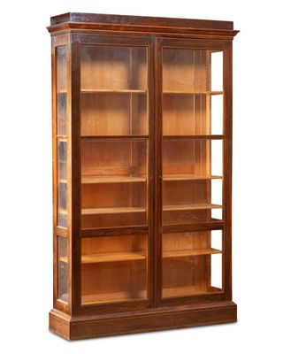 une grande bibliothèque en bois avec des portes vitrées et des étagères