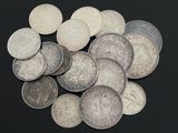 une pile de pièces d'argent posée sur une surface noire