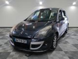 la photo d'une voiture noire garée dans un garage
