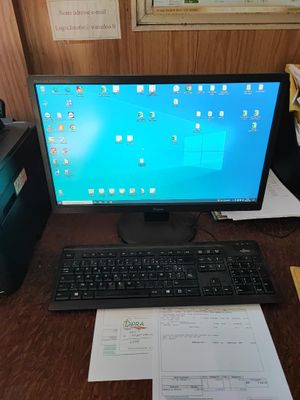 un ordinateur de bureau posé sur une table avec un clavier et une souris