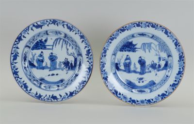 une paire d'assiettes bleues et blanches ornées de motifs