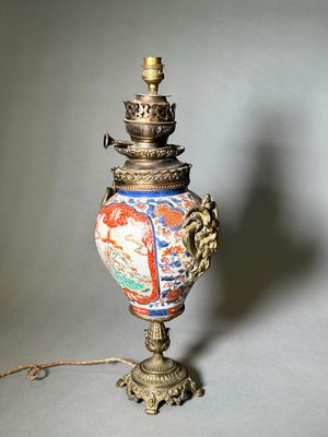 une lampe posée sur une table à côté d'un mur