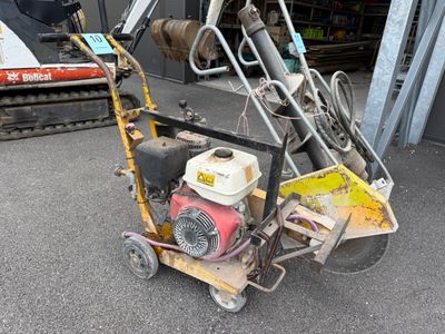 une petite machine posée sur le sol