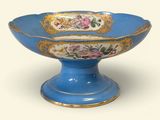 un bol bleu orné d'une bordure dorée et de motifs floraux