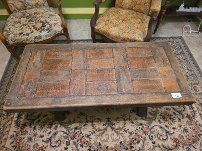 deux chaises et une table dans une pièce avec un tapis