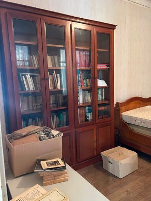une chambre avec un lit et une bibliothèque